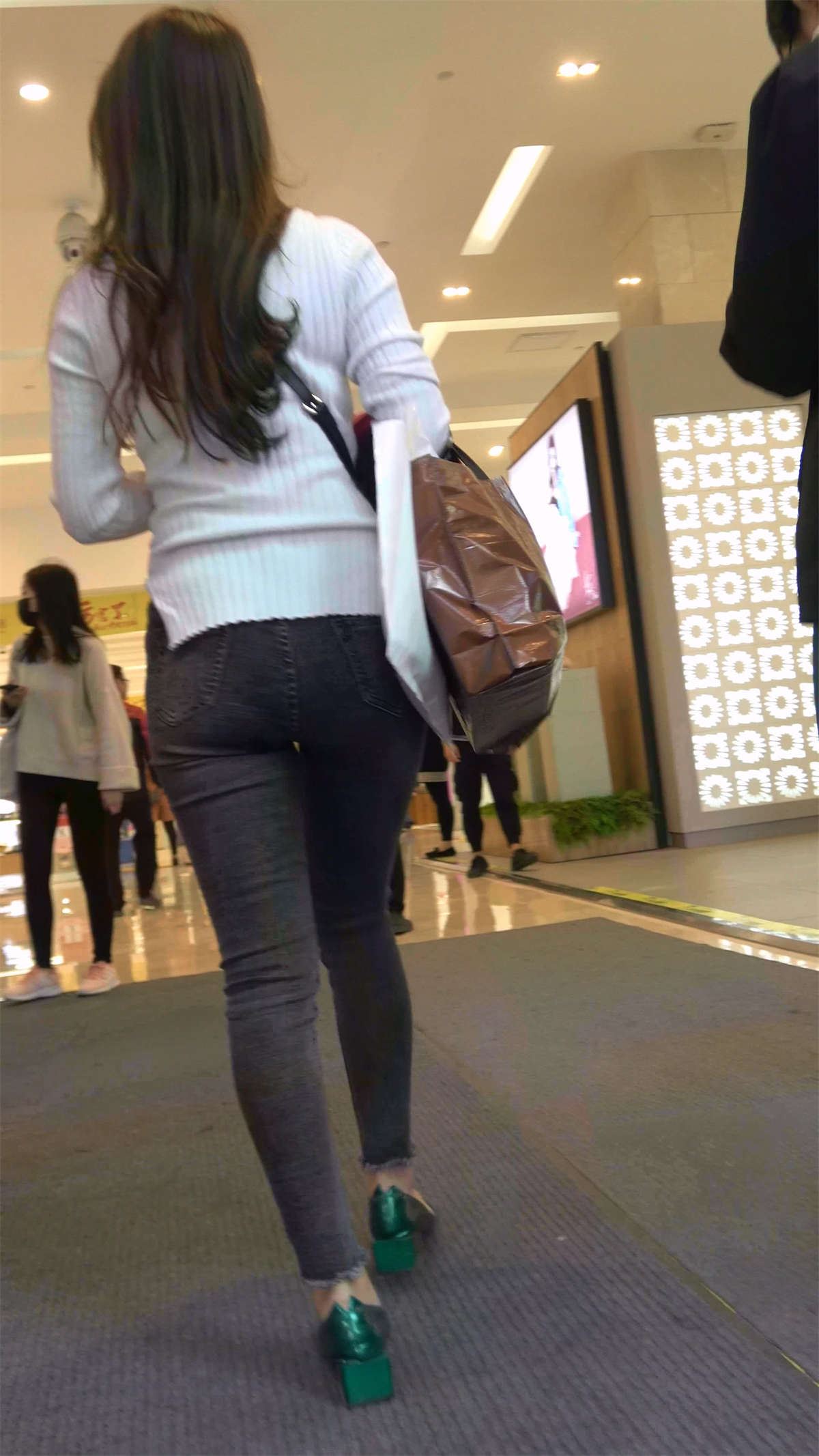 紧身灰色牛仔美女
