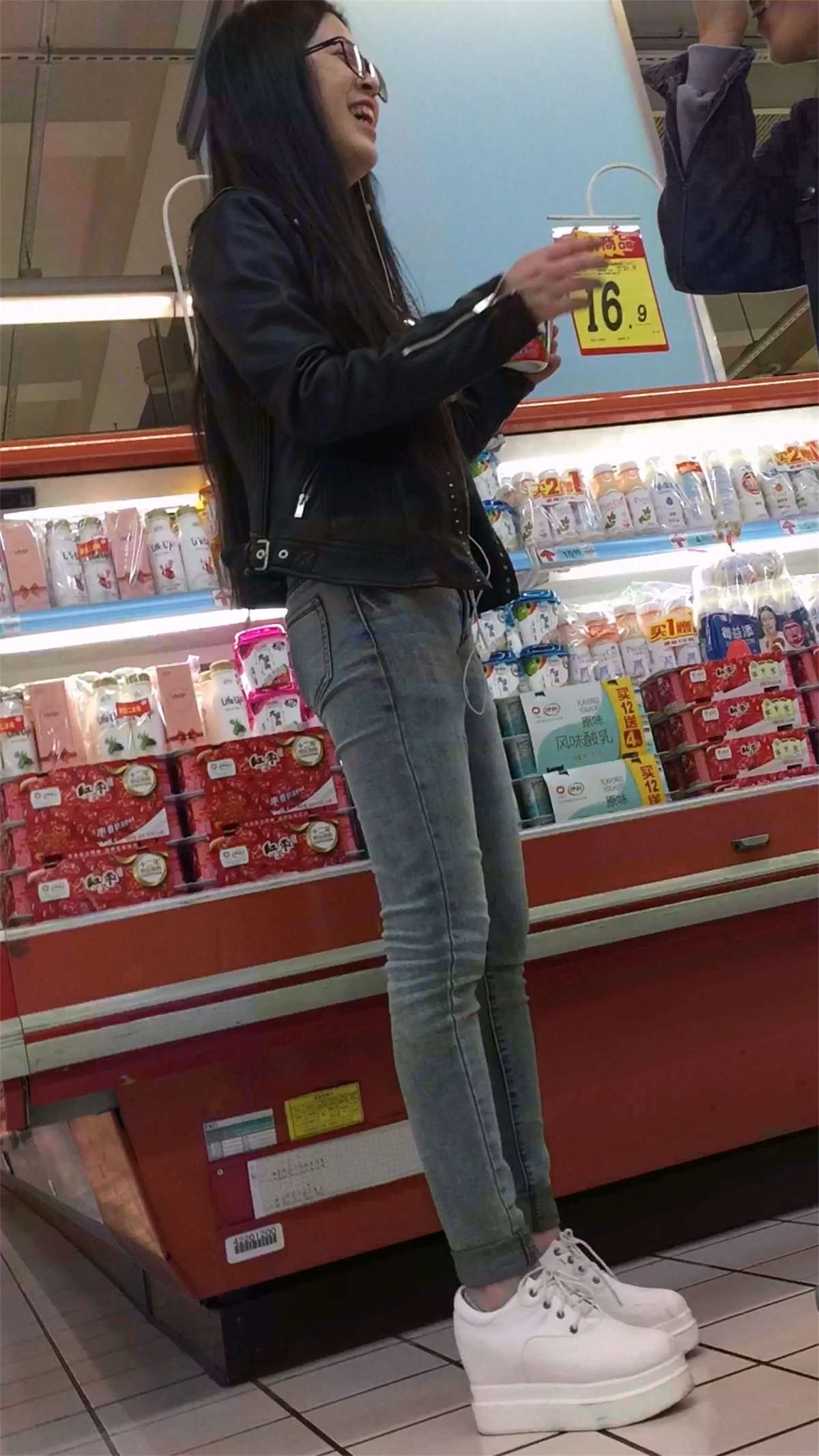 逛超市的紧身灰牛漂亮小姐姐