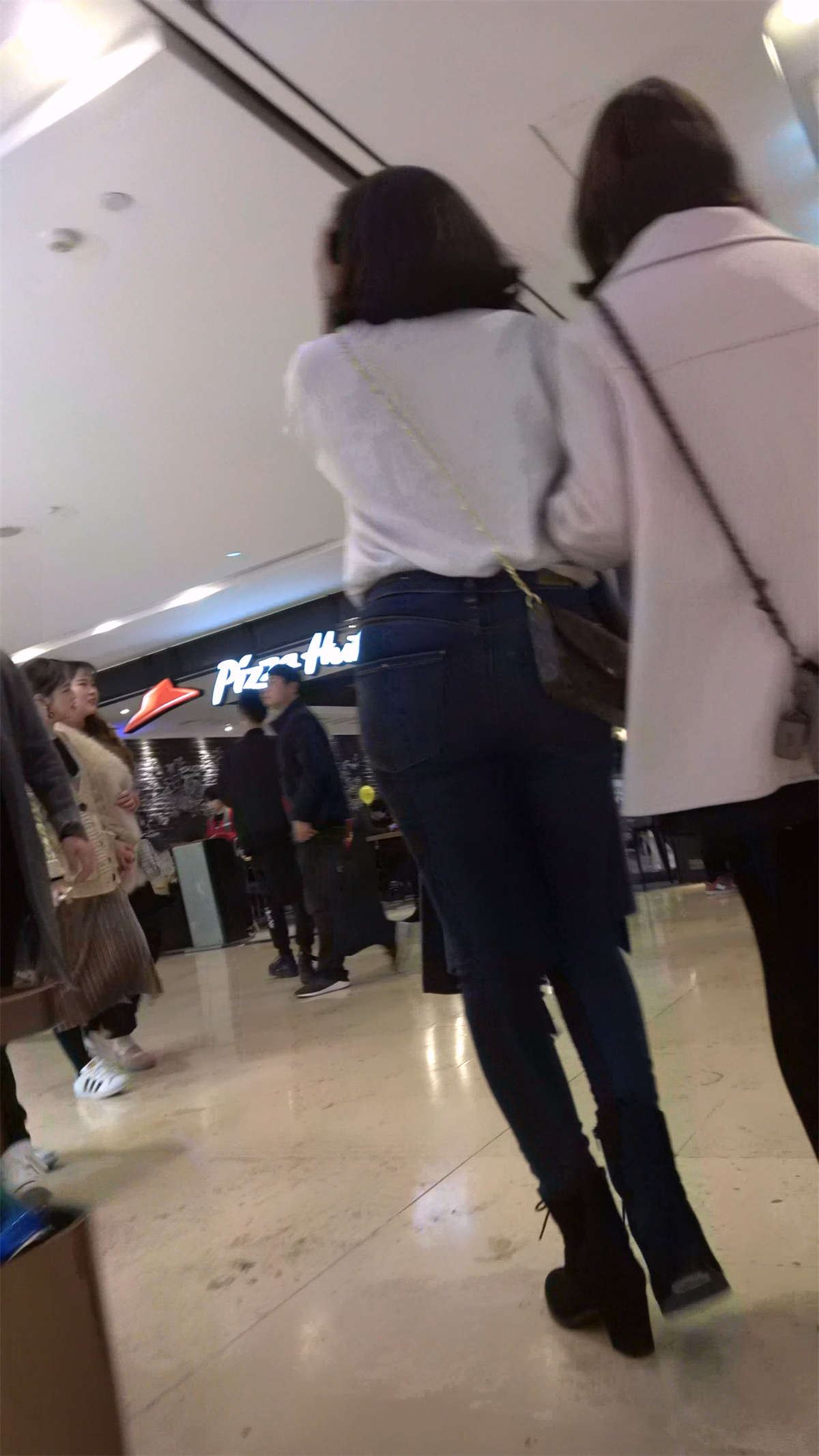 两位不错的紧身牛仔MM逛商场