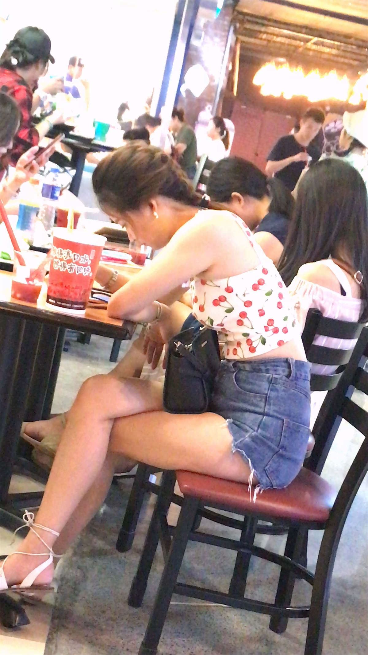 高腰牛仔热裤街拍短吊带美女