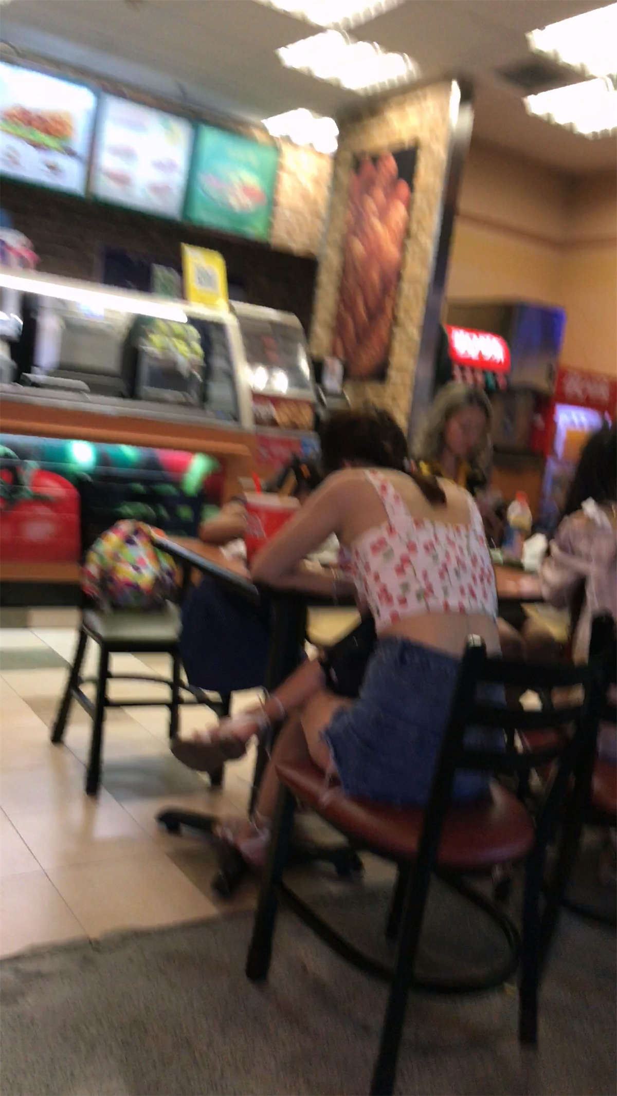 高腰牛仔热裤街拍短吊带美女