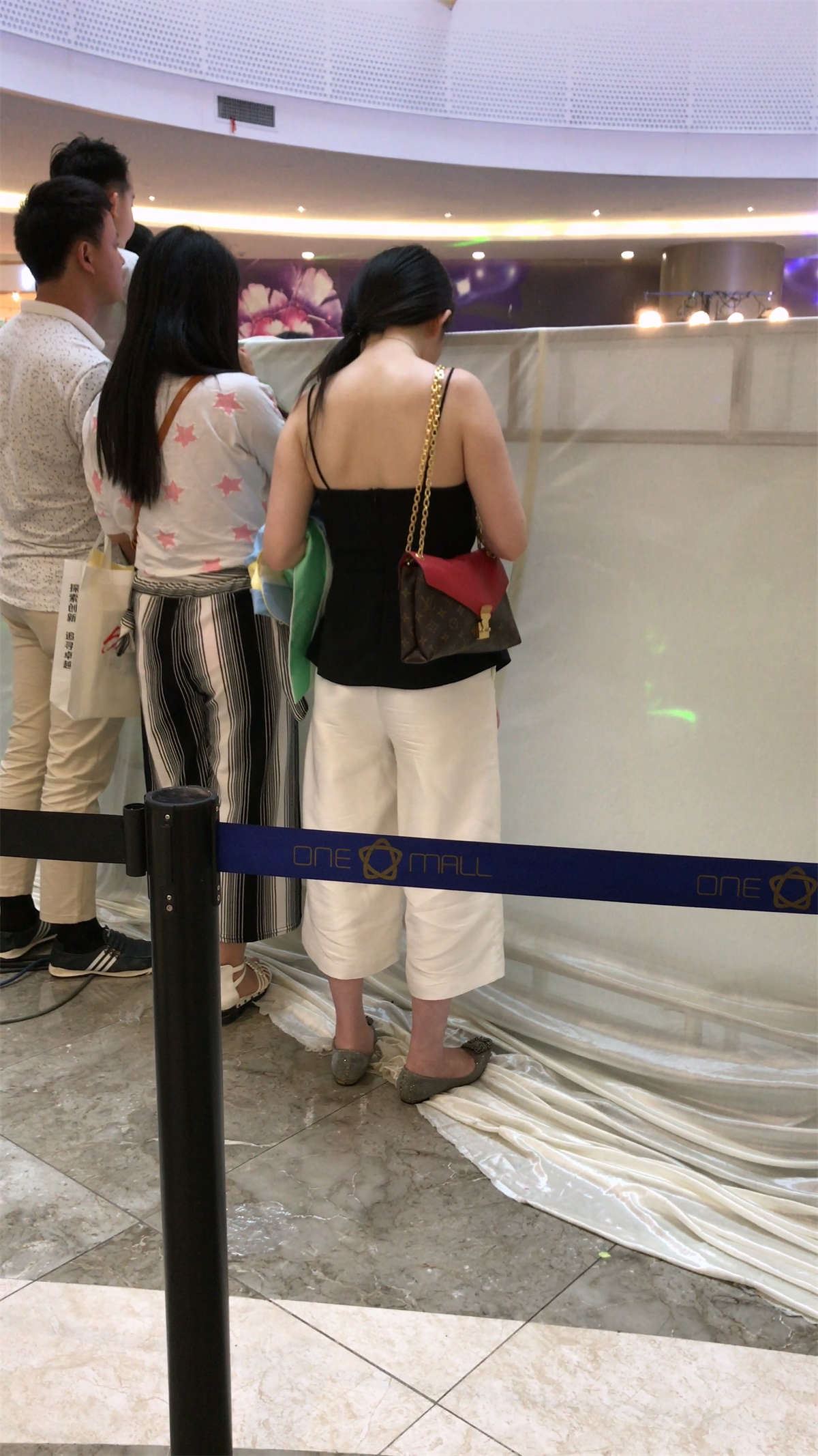 黑色吊带衫丰满大美女