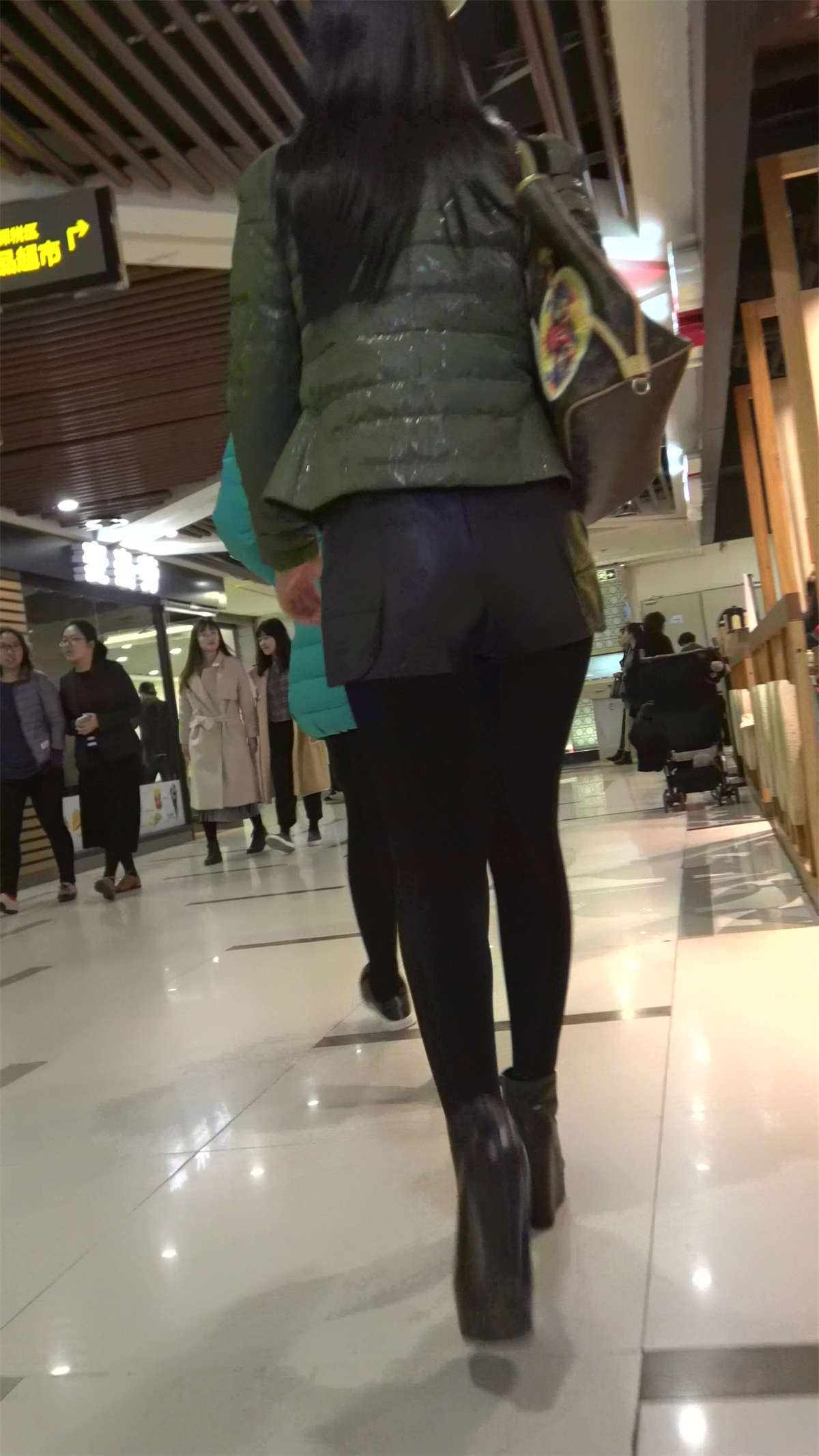 街拍丝袜长筒靴皮裤性感美女