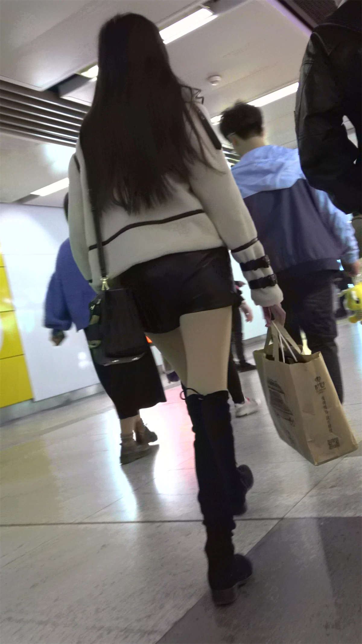 街拍丝袜长筒靴皮裤性感美女