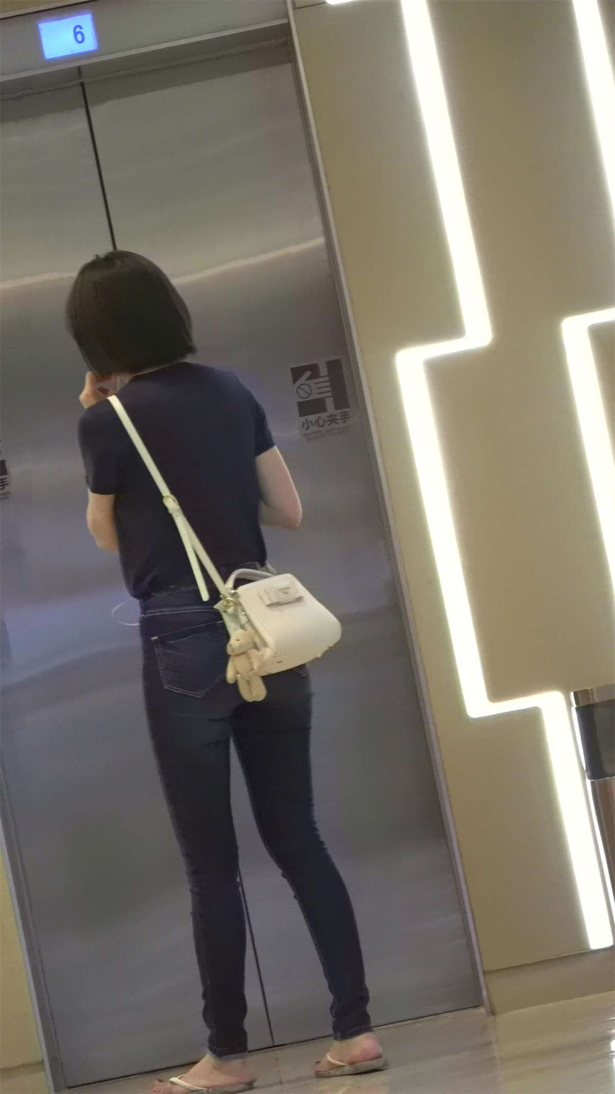极品紧身蓝色牛仔裤街拍人字拖美女姐姐