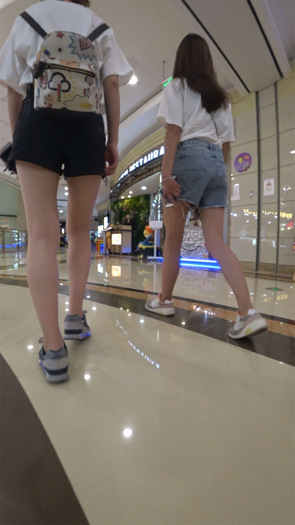 高腰牛仔热裤小姐姐跟姐妹逛商场