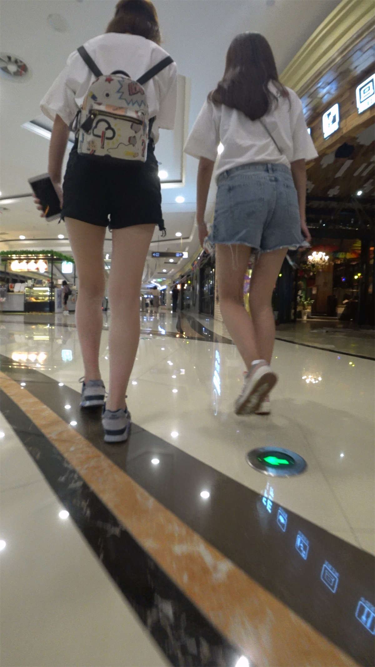 高腰牛仔热裤小姐姐跟姐妹逛商场