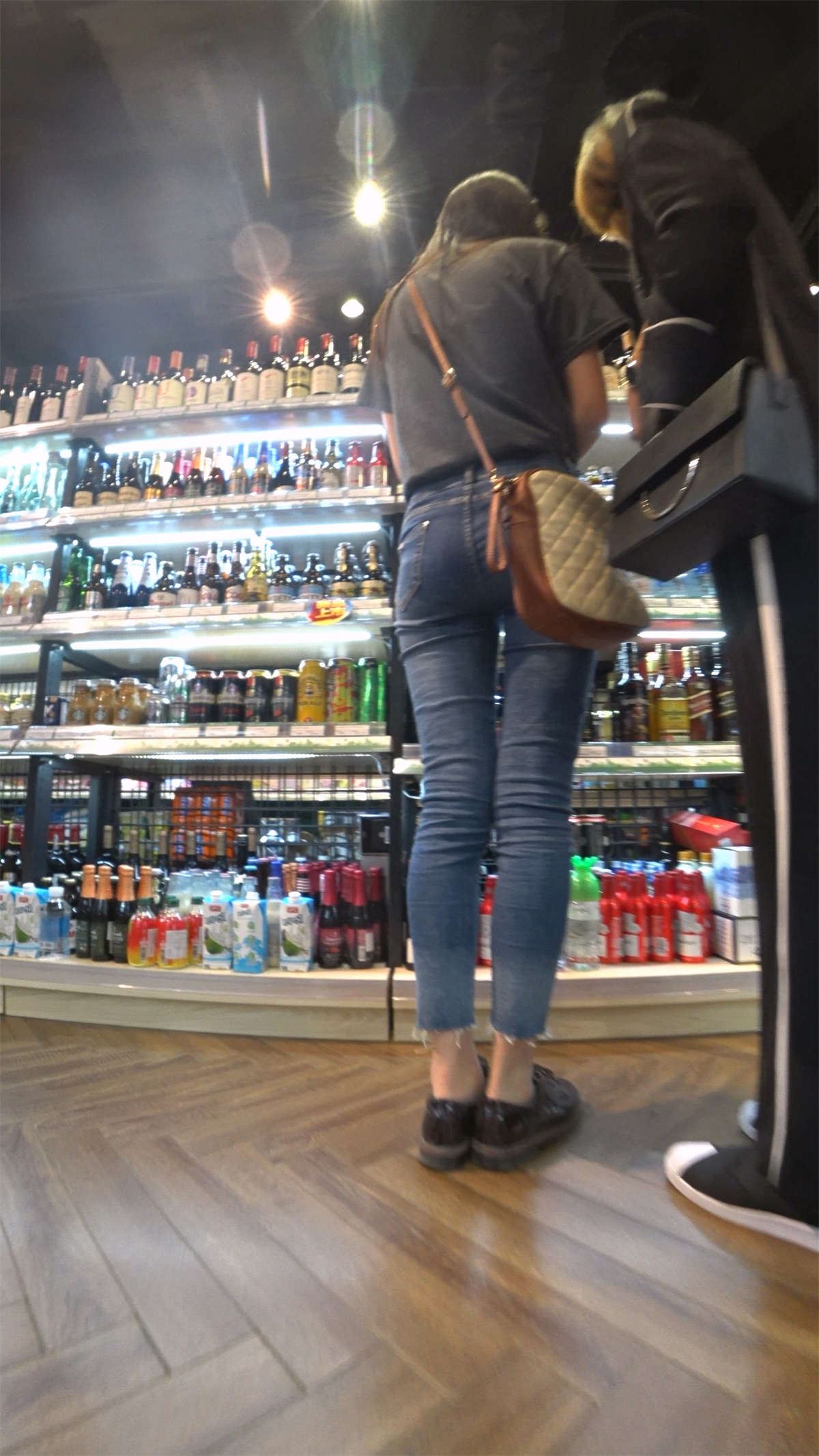 灰T恤紧身蓝牛长腿街拍美女姐姐