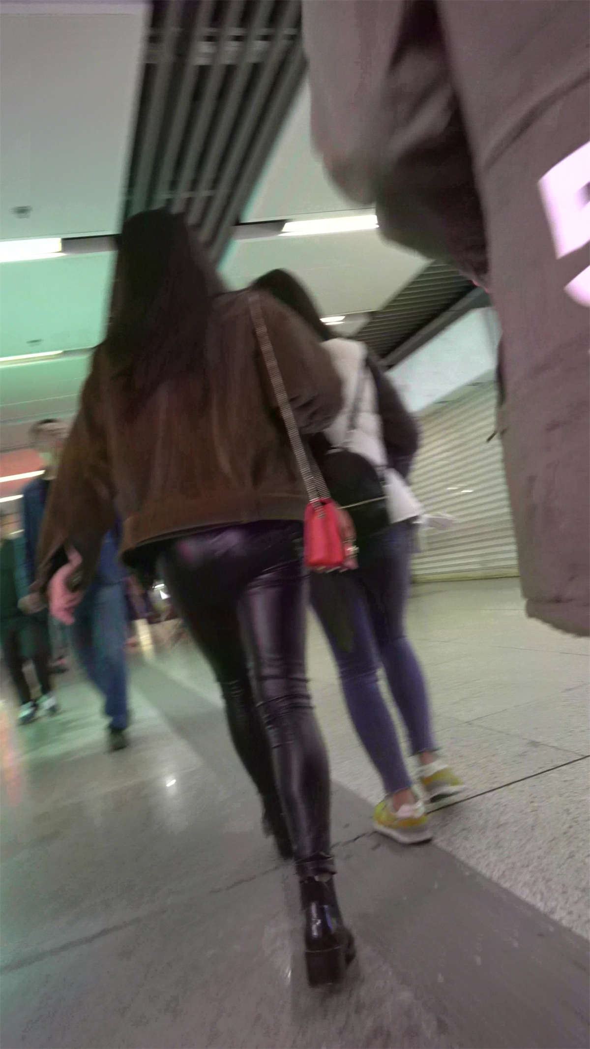 逛商场偶遇街拍皮裤美女