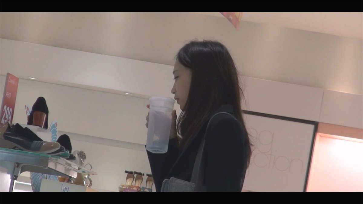 很多女孩站着就能把鞋行云流水般试了
