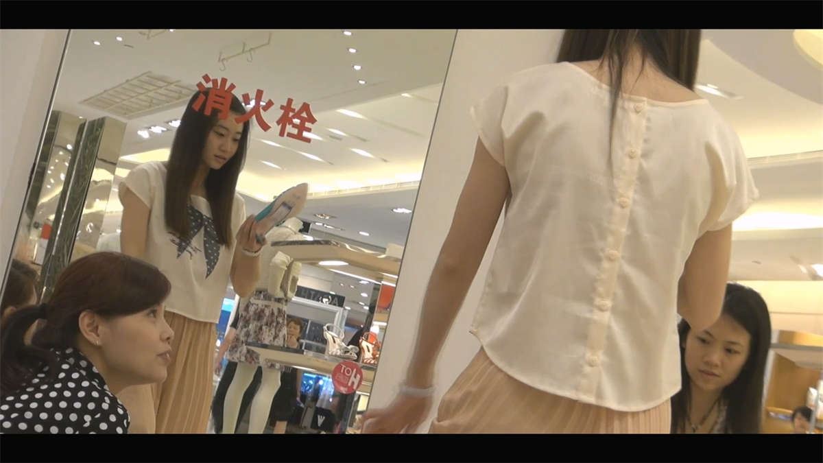 商场光脚试鞋的美女