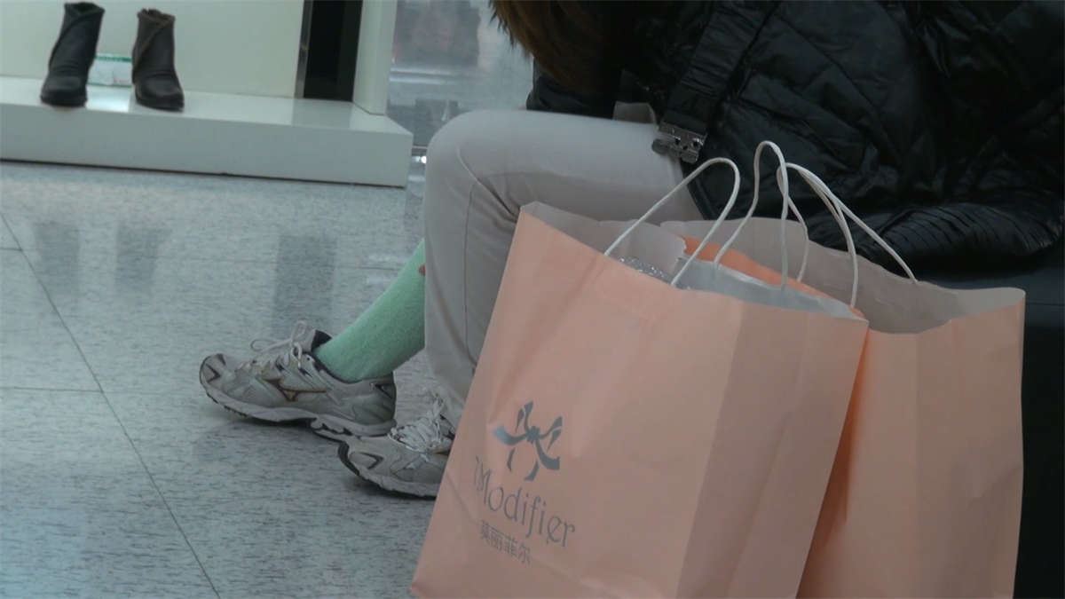 MM仔细示范如何穿上五趾棉袜