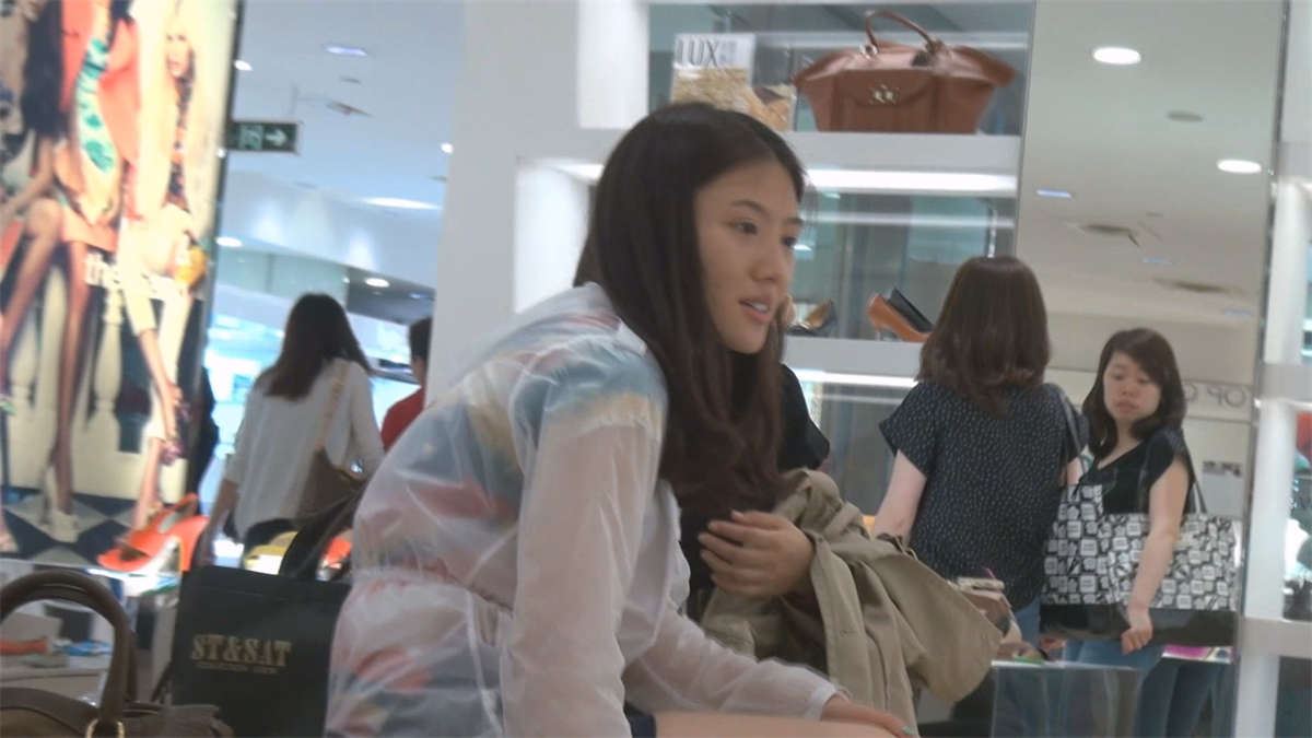 完美的裸足高跟鞋美女