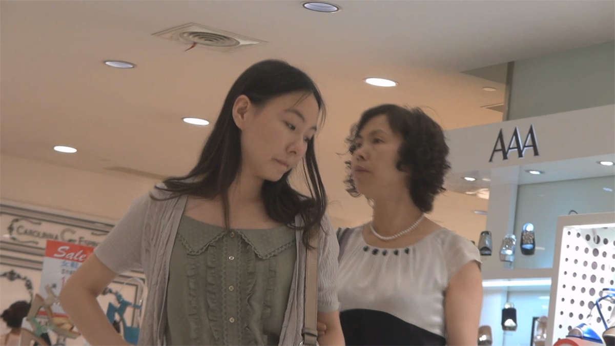 人美足靓，脚姿丰富无遗漏