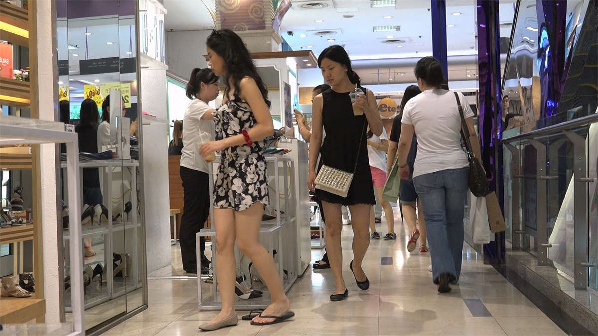人字拖MM商场买鞋