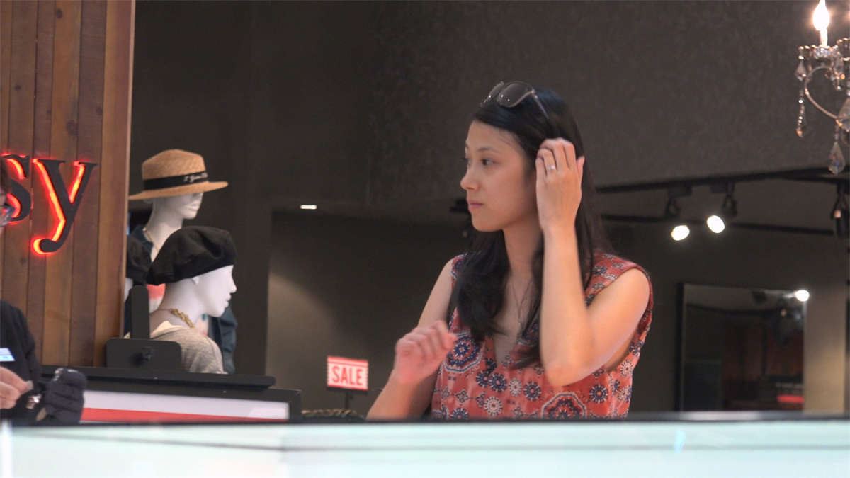 流连于手表柜台前的长身细腿美女