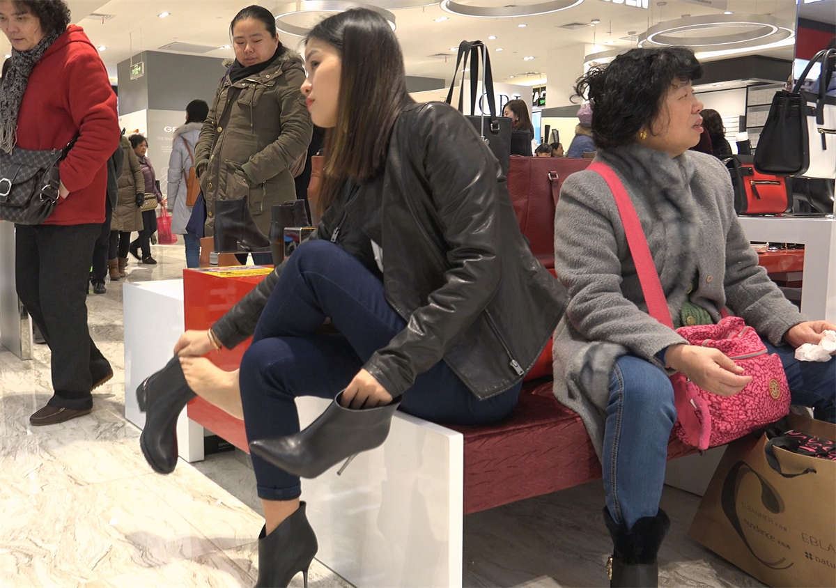 光脚穿鞋子的小姐姐