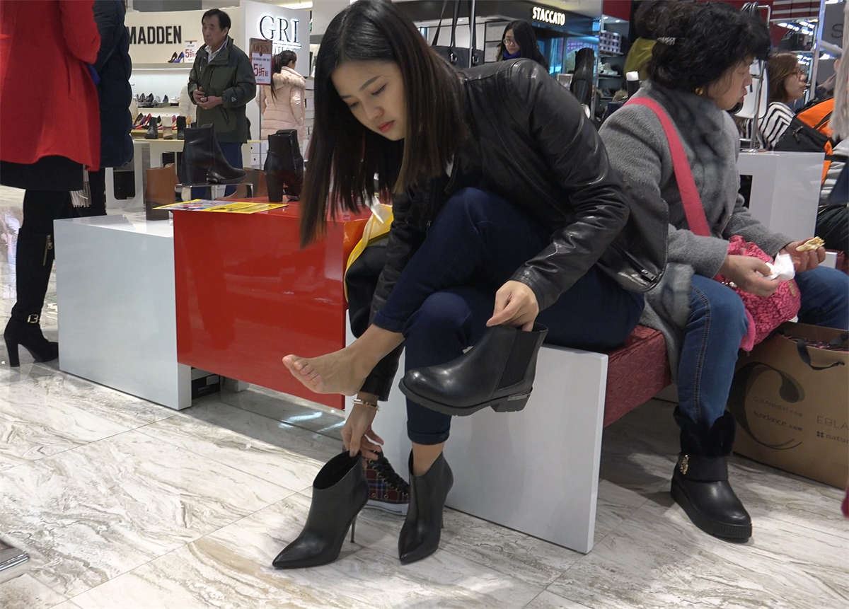 光脚穿鞋子的小姐姐