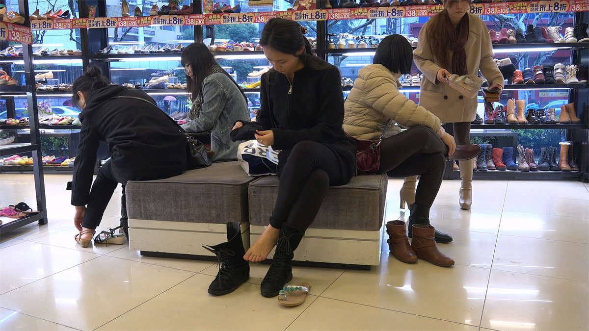 俊俏女生从冬靴一步跨越到夹趾凉拖