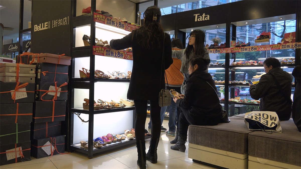 俊俏女生从冬靴一步跨越到夹趾凉拖
