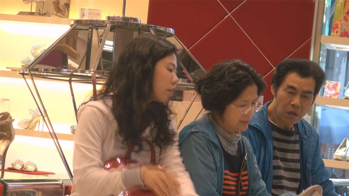 父母陪着买鞋的青春女孩，一双脚露的是毫无保留