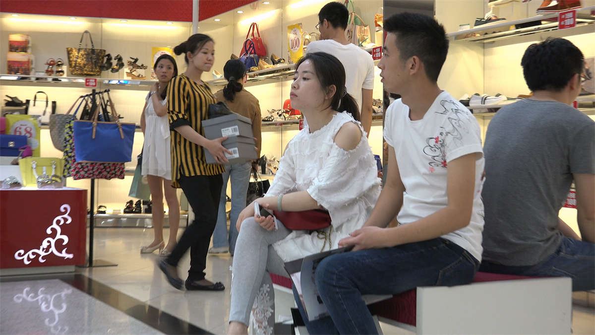 喜欢白色的人字拖美女