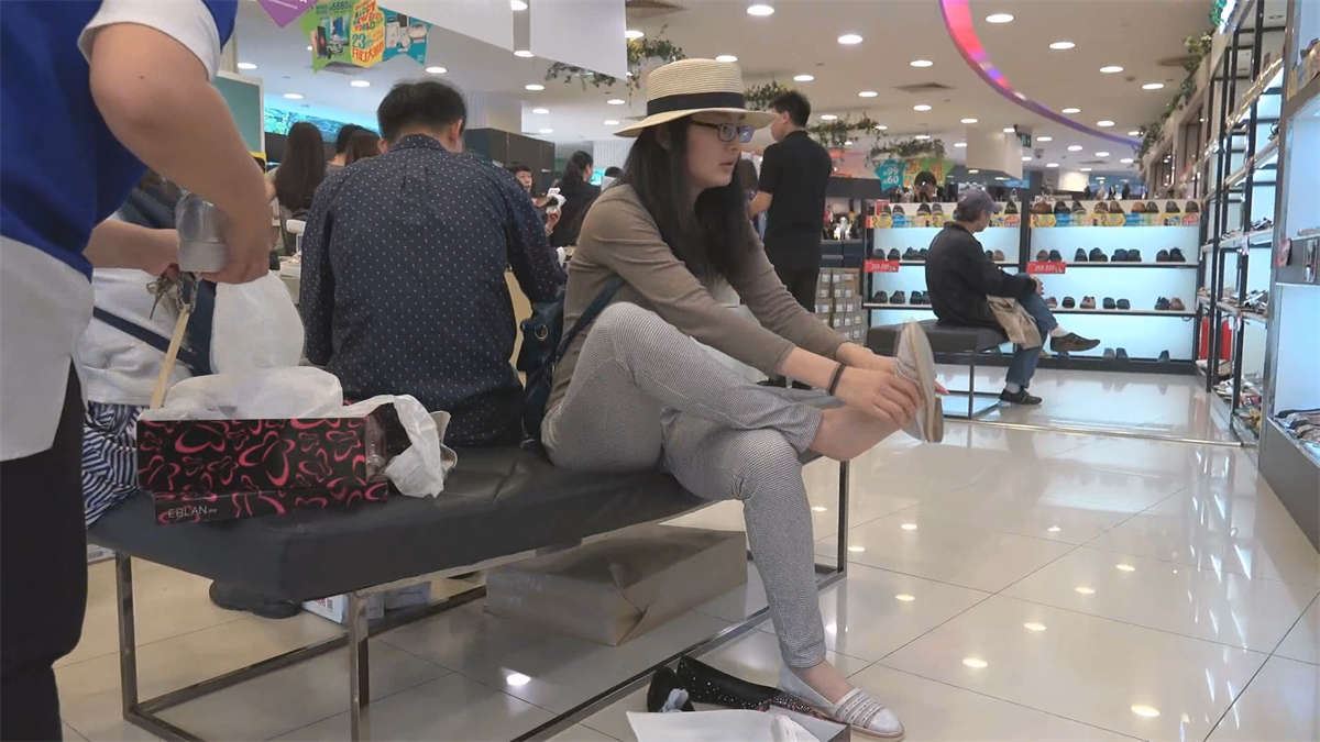 带草帽的的气质丝袜脚美女