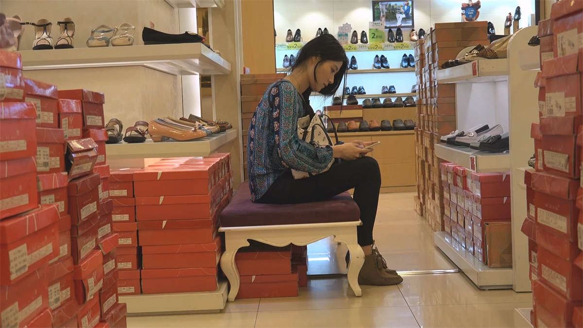 修长美女亲自展示，试鞋时如何脱下丝袜袜套再穿上