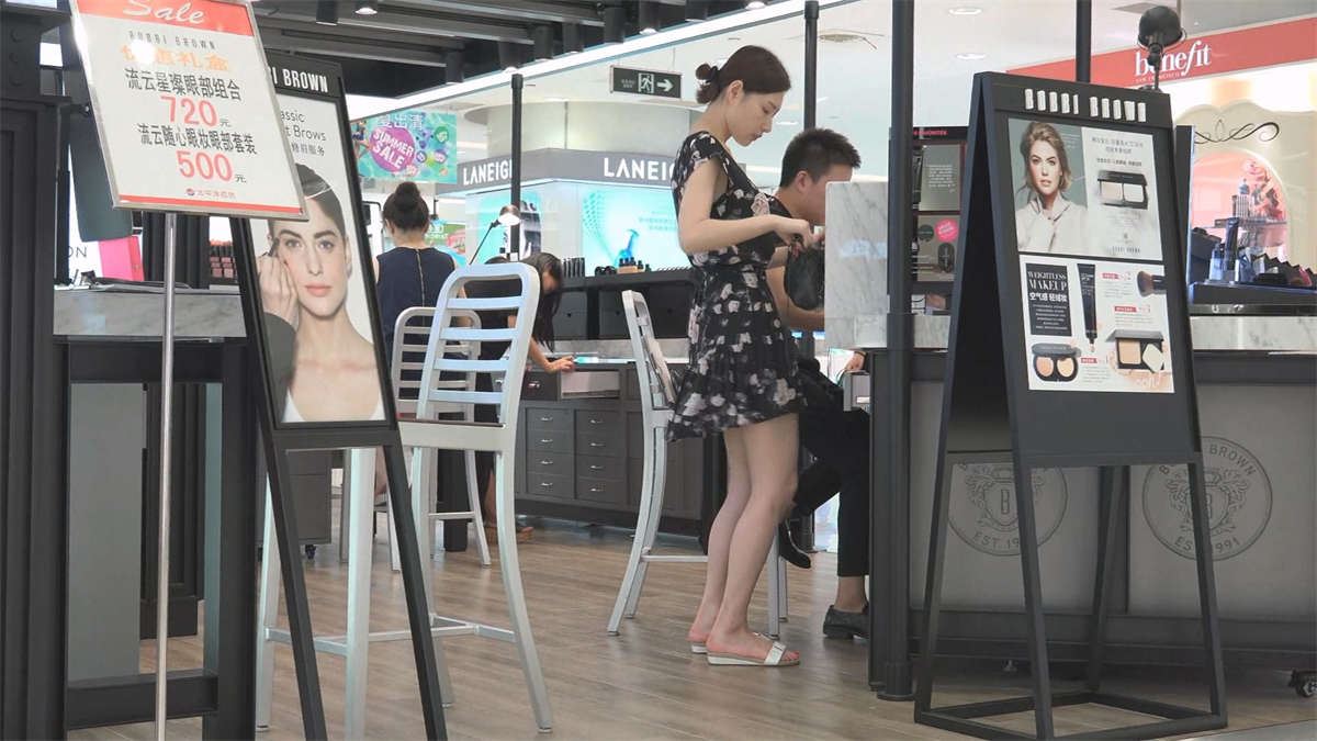 化妆品店里的裸足凉鞋美女