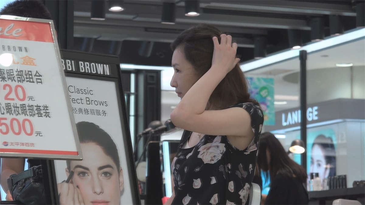 化妆品店里的裸足凉鞋美女