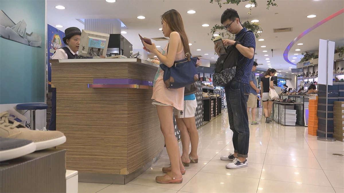 鞋店买鞋子的极品美女