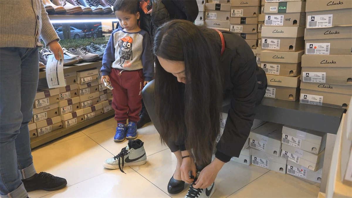 穿黑色棉袜的皮裤美女