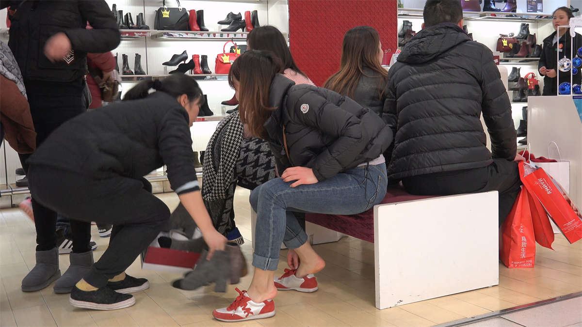 经典试鞋美女 鞋店的风采