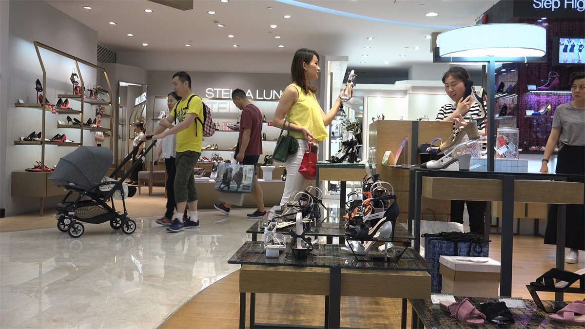 青春靓妹看到新鞋两眼放光