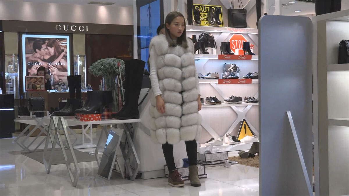 白色棉衣气质裸足美妞