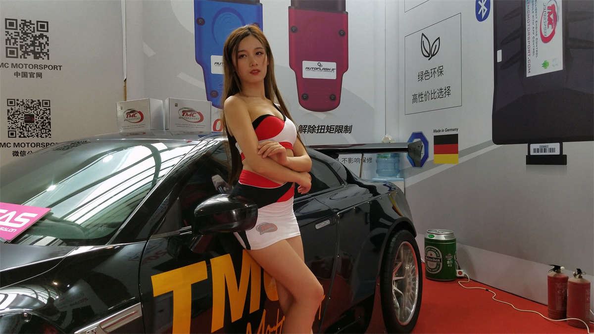 车展眼神妩媚的白色连衣包臀短裙车模