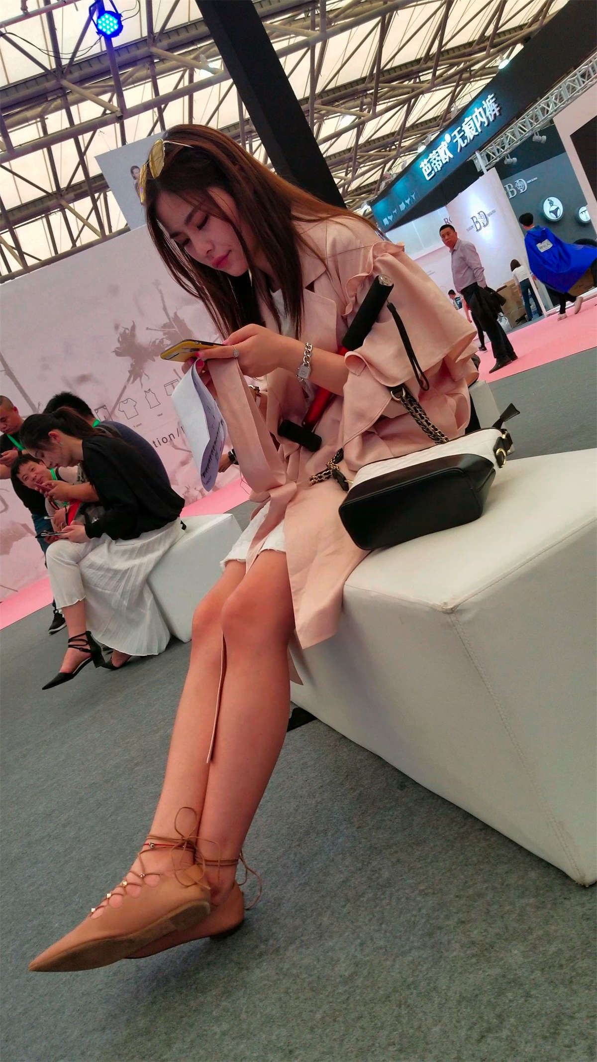 极品粉嫩美腿米色连衣裙天生丽质仙女姐姐