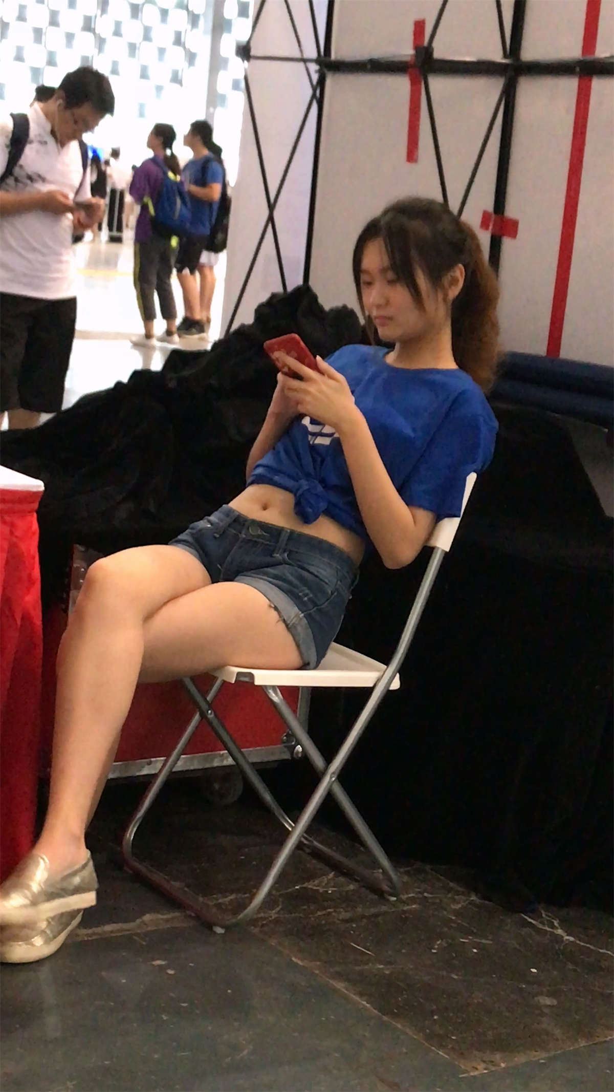 超短牛仔热裤街拍蓝色T恤露脐小清新美女