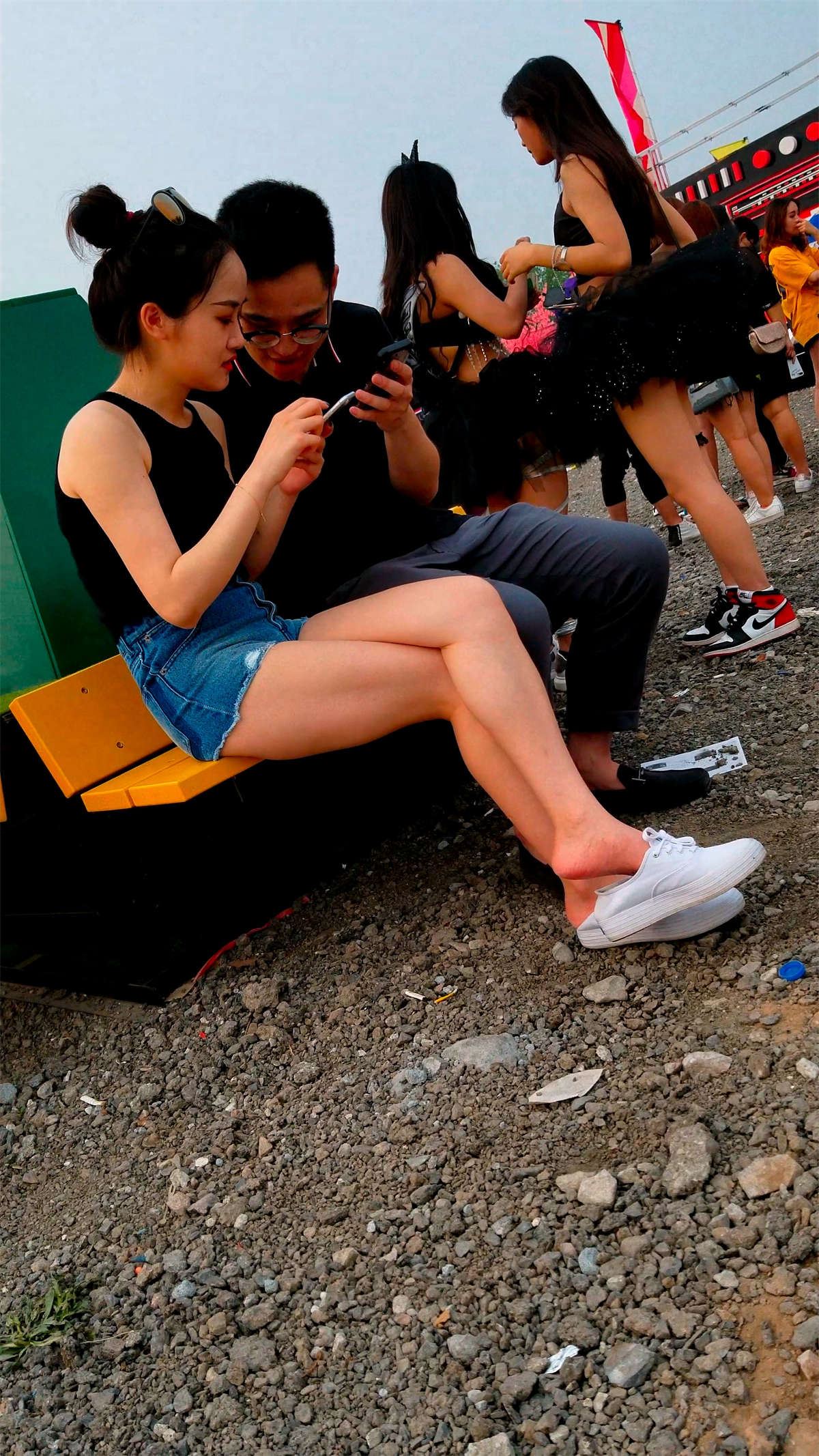 能找这么漂亮的女友看把这哥们笑得合不拢嘴