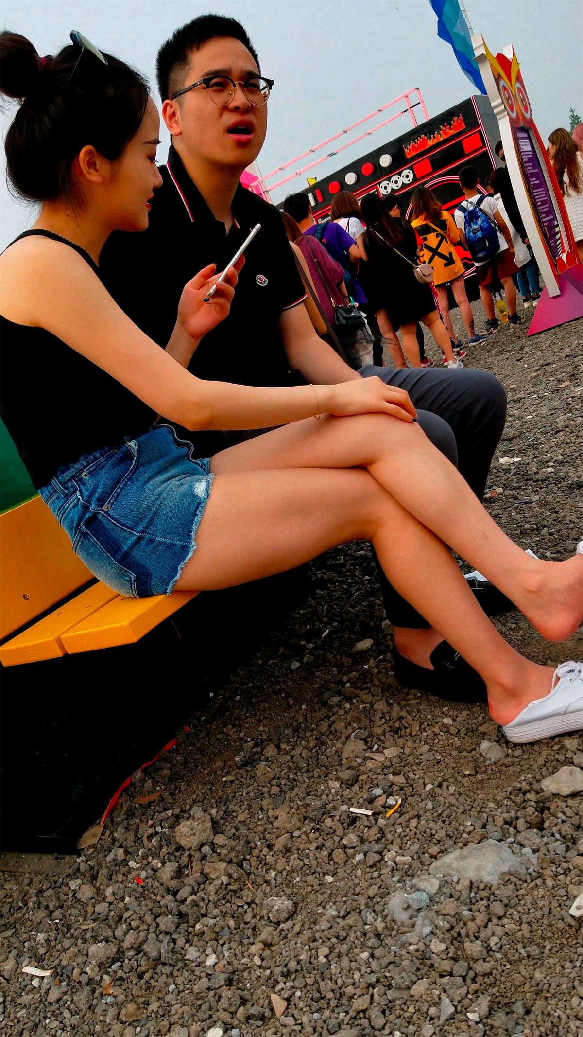 能找这么漂亮的女友看把这哥们笑得合不拢嘴