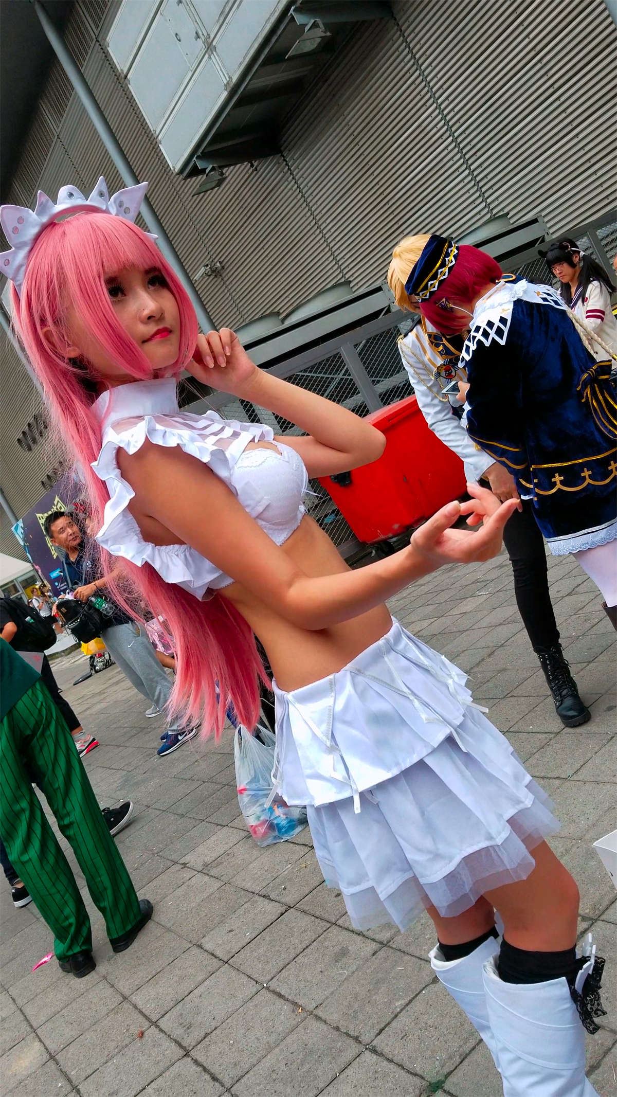白色短裙cosplay的丰满少女