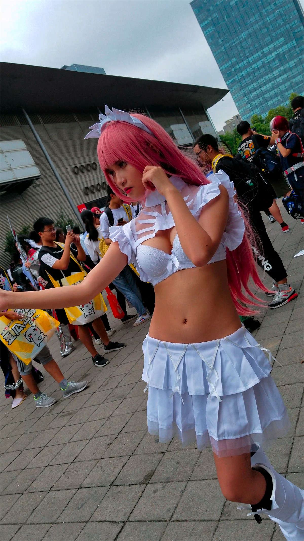 白色短裙cosplay的丰满少女