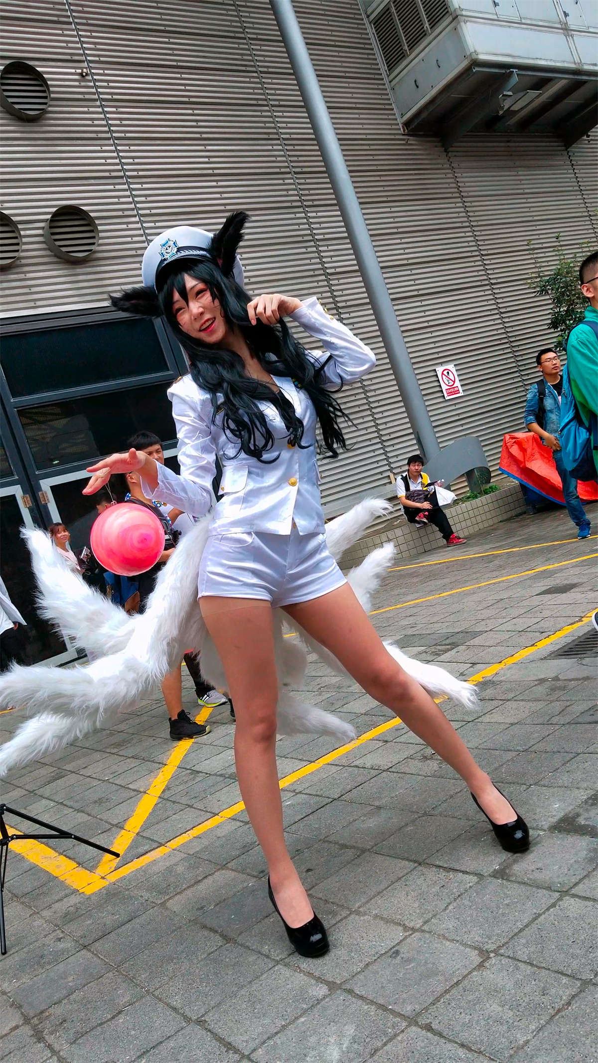 白色短裤苗条长腿少女玩cosplay