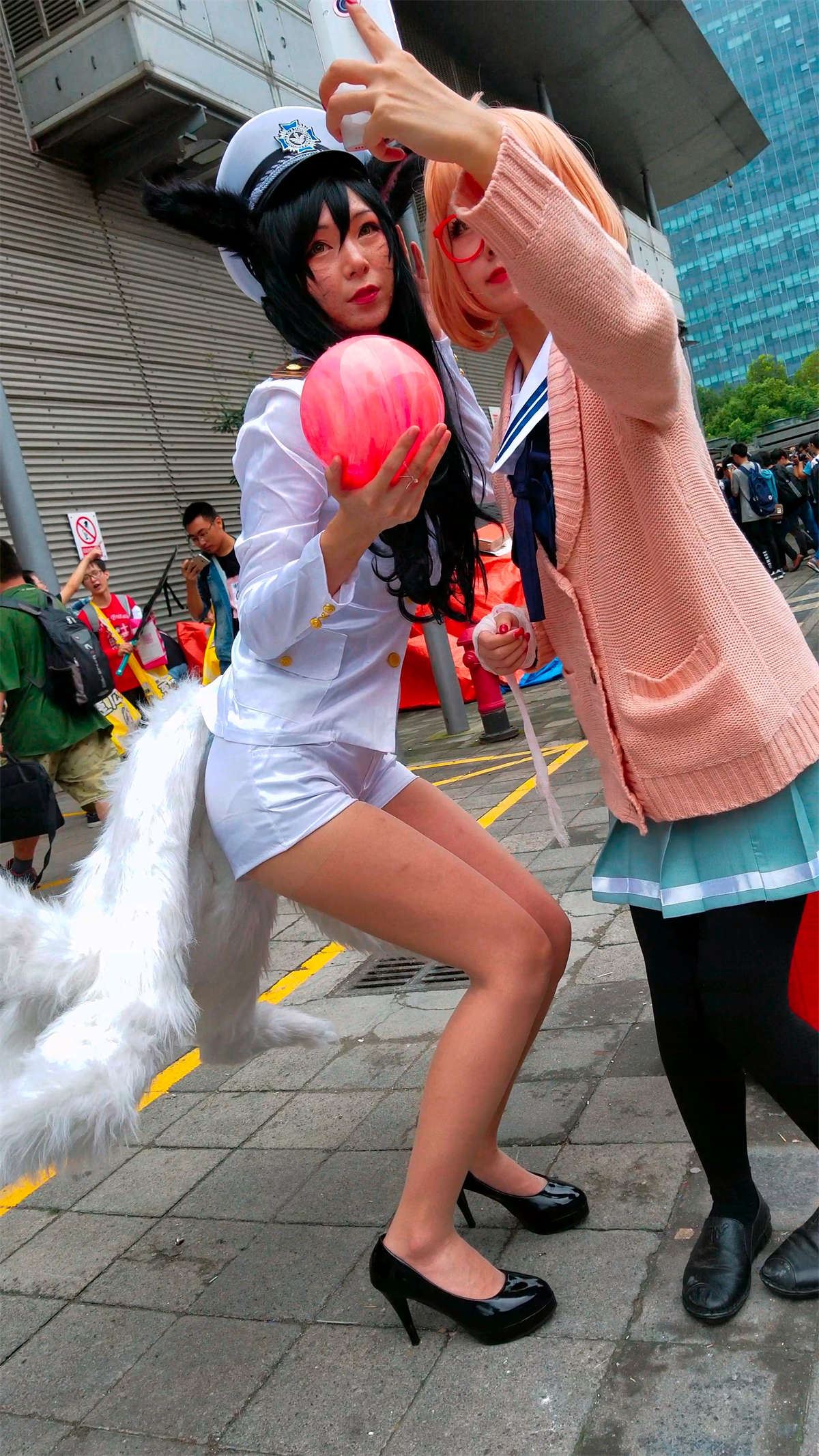 白色短裤苗条长腿少女玩cosplay