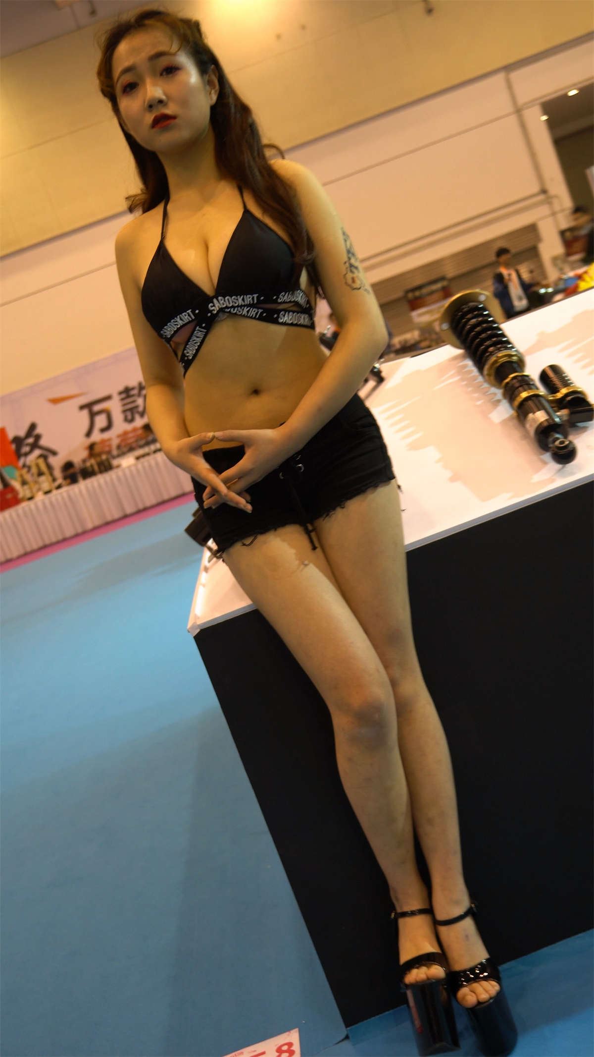 丰满短衣短裤美腿成熟车展靓模