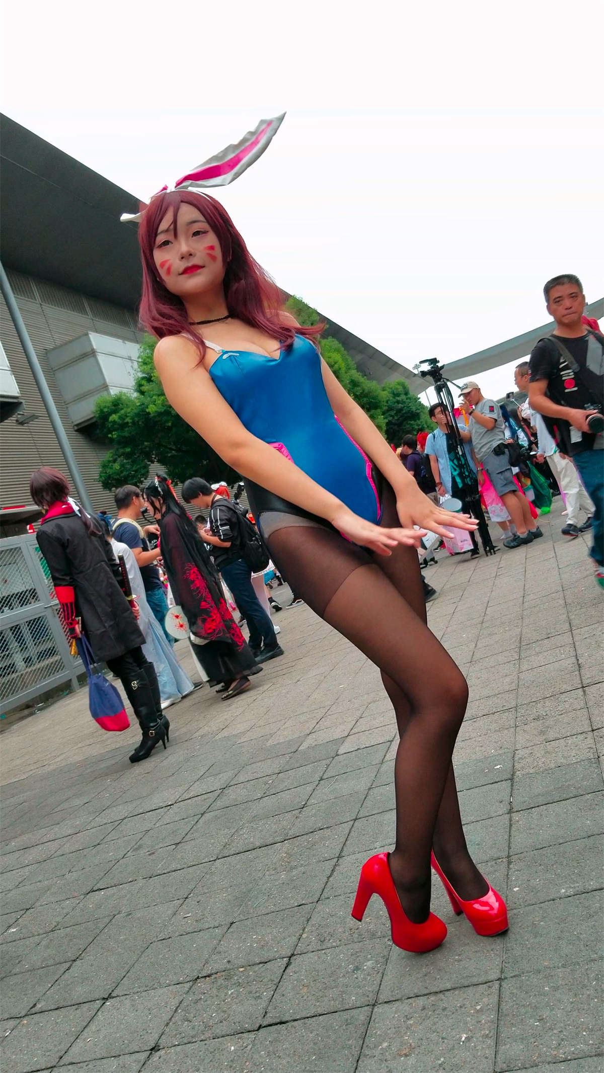 黑丝袜红高跟紧身连体衣cosplay的肉肉女孩