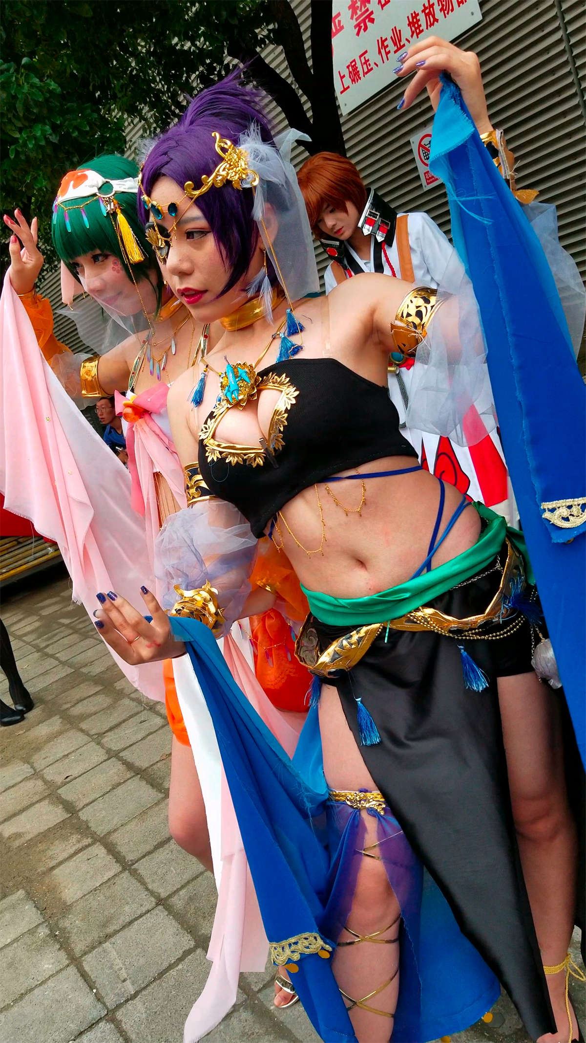 白嫩青春少女玩cosplay 身材很丰满