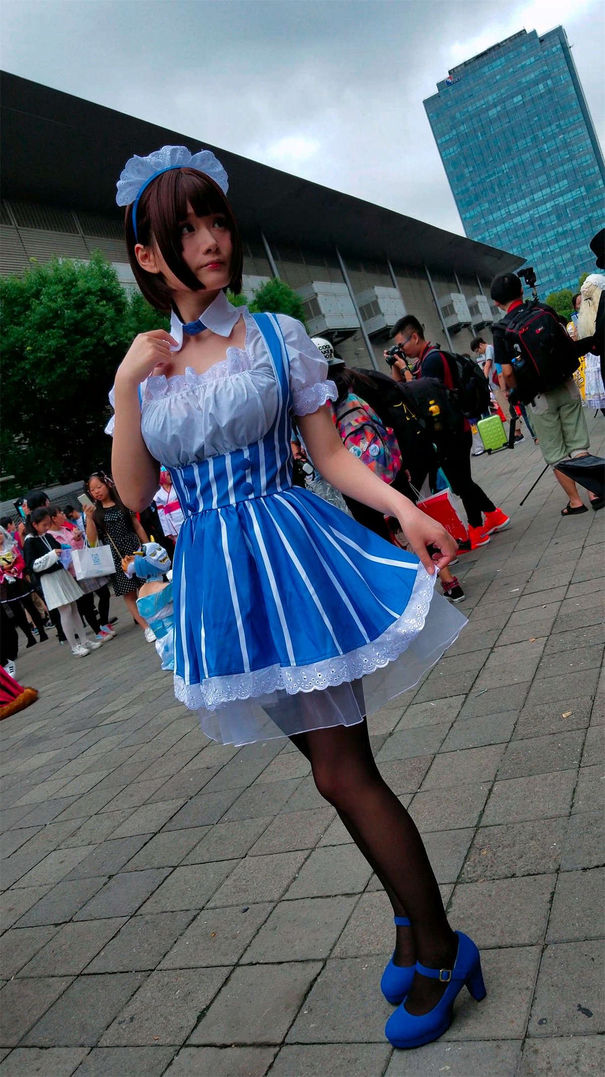 女仆装cosplay的街拍黑丝蓝色高跟鞋美少女