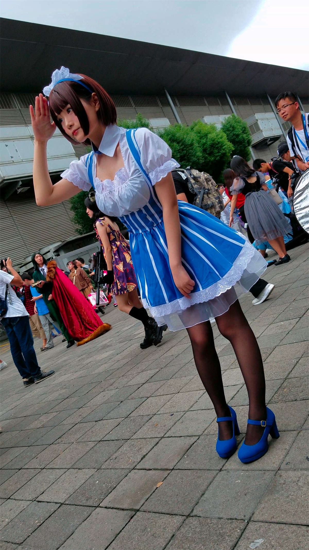女仆装cosplay的街拍黑丝蓝色高跟鞋美少女