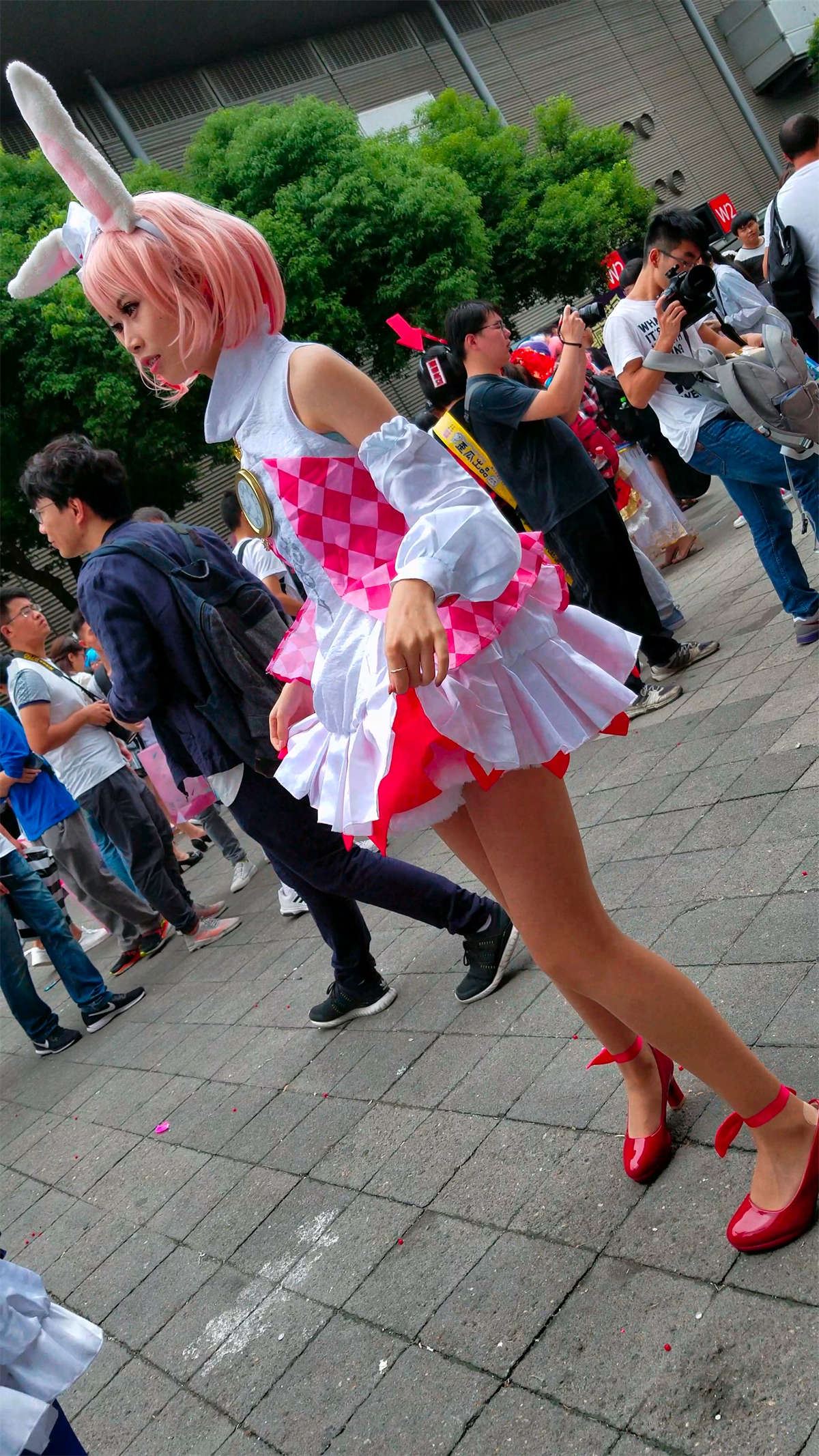 玩cosplay装扮兔女郎的二次元青春少女